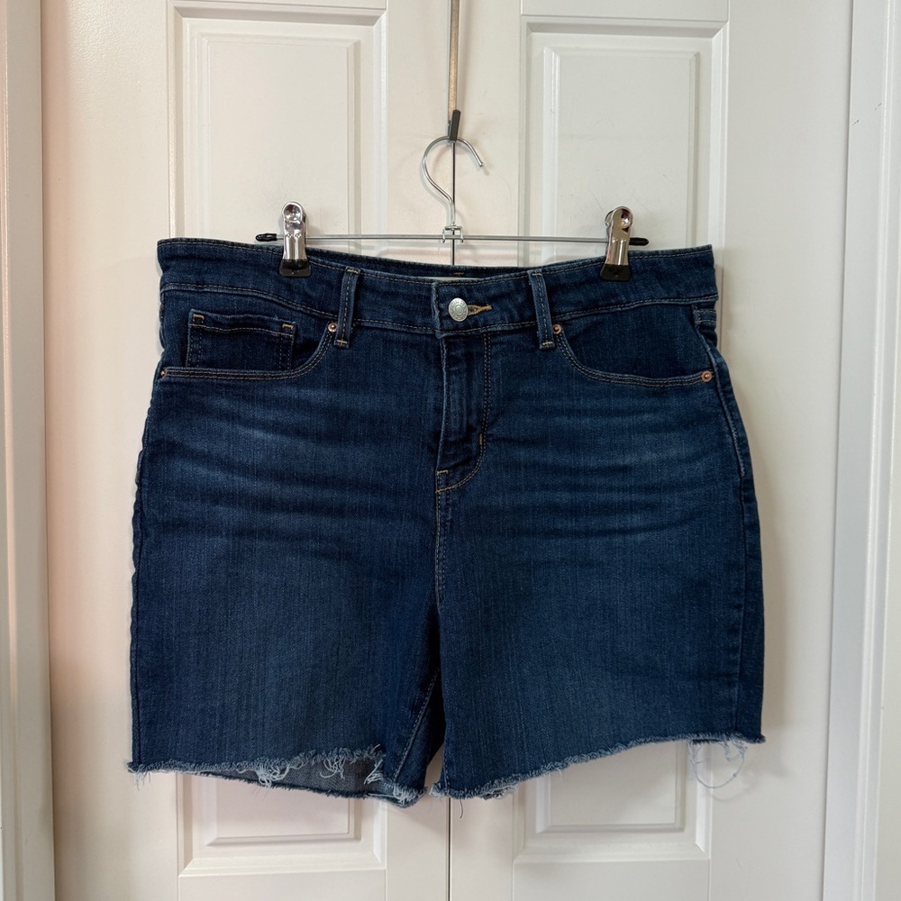 👖 Levi’s Signature Mid-Rise Straight Cut-Off Denim Shorts | Size 30 - Picture 1 of 7
